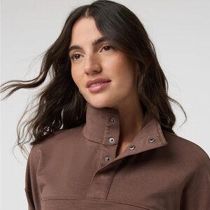 Vuori Granite Snap Mock in Chocolate Milk